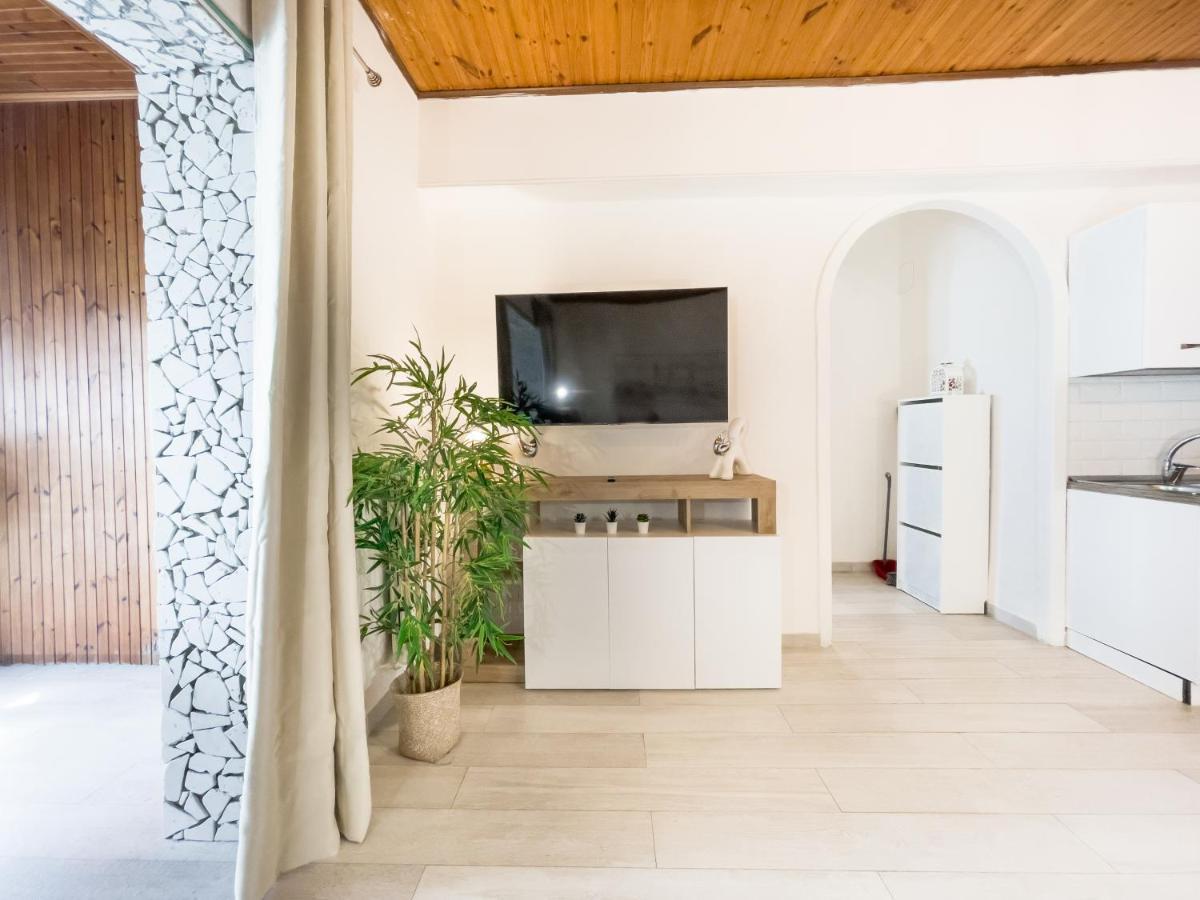Athena Sea Front Apartment, Parking & Pool Lago Patria Kültér fotó
