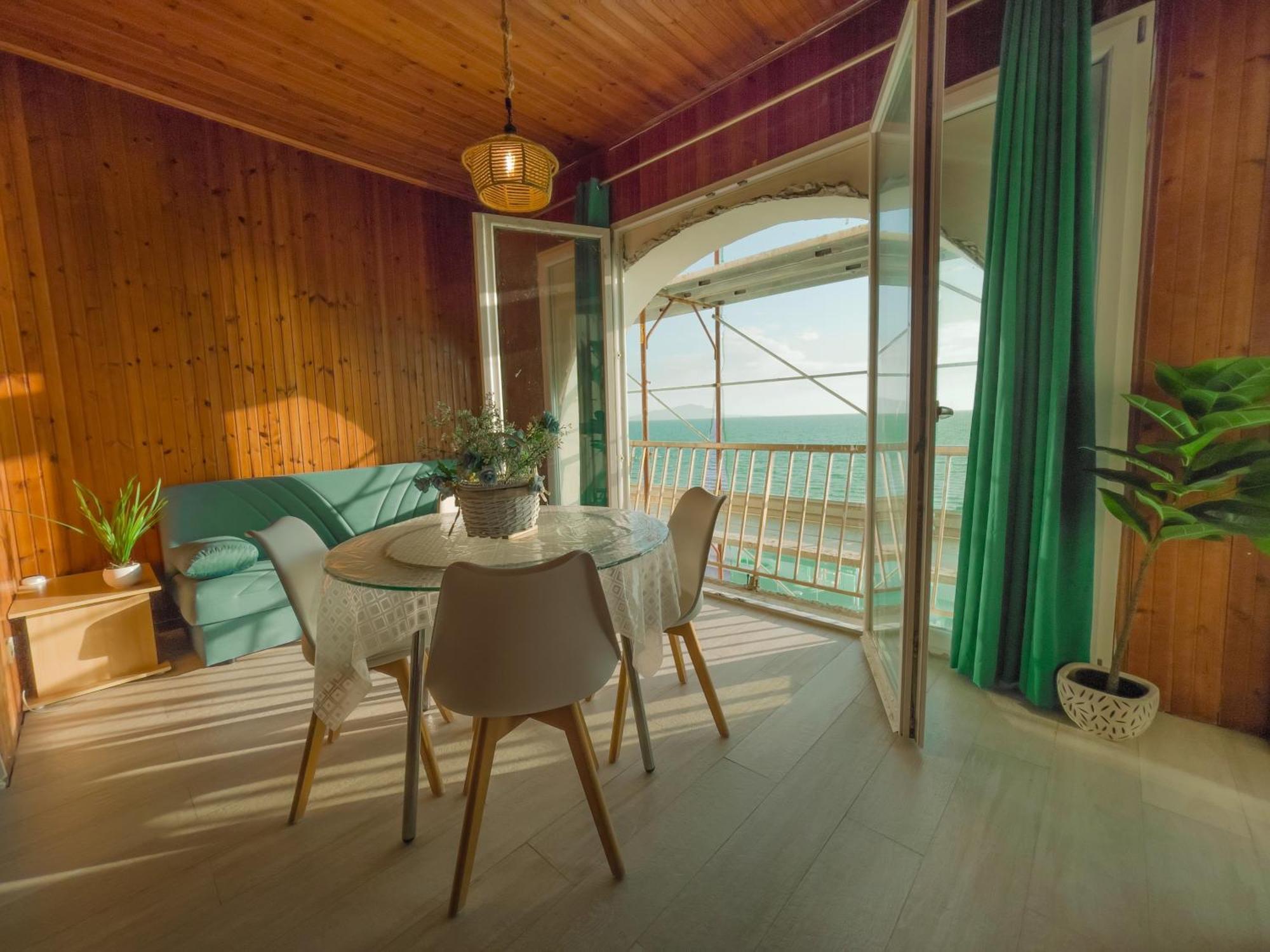 Athena Sea Front Apartment, Parking & Pool Lago Patria Kültér fotó