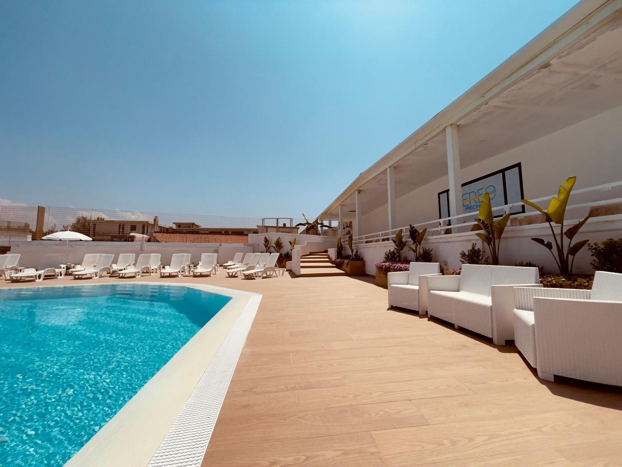 Athena Sea Front Apartment, Parking & Pool Lago Patria Kültér fotó